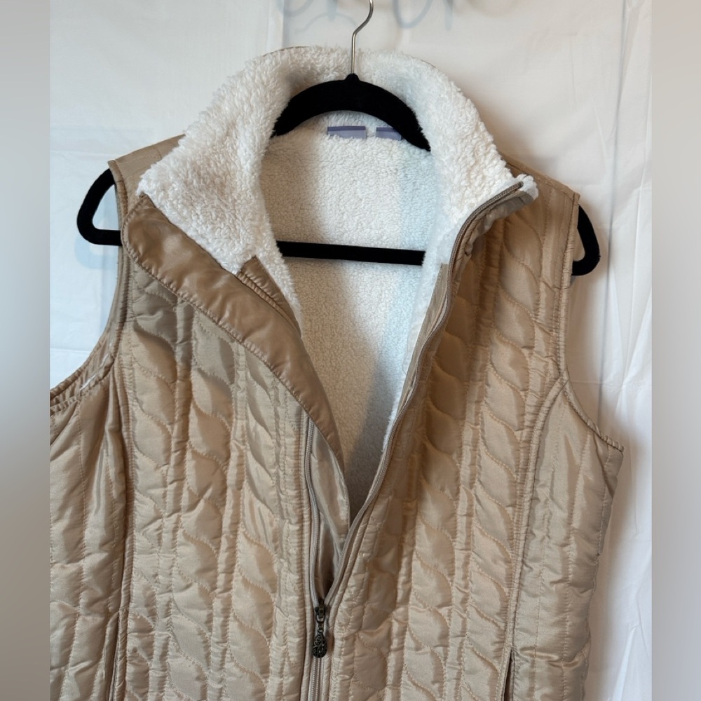 Laura Scott Large Women’s quilted vest with a full zip and a cream/tan color.